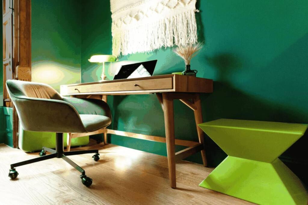 Pangsapuri The Room: 70s Groove Themed New York