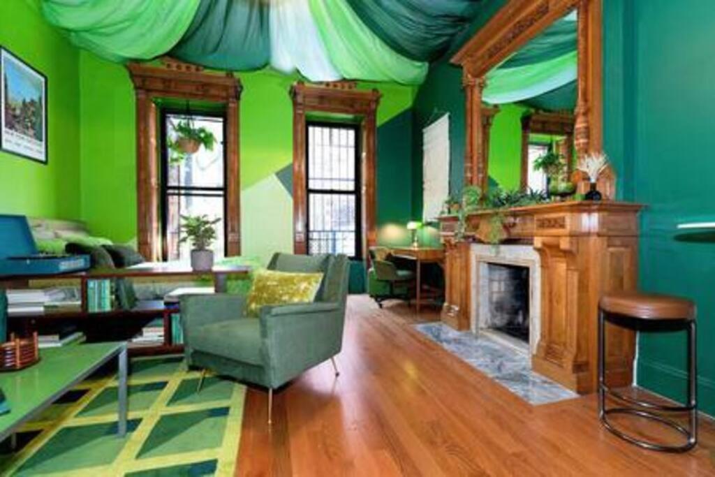 The Room: 70s Groove Themed Pangsapuri New York