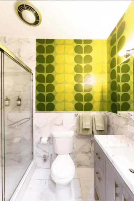 Pangsapuri The Room: 70s Groove Themed New York