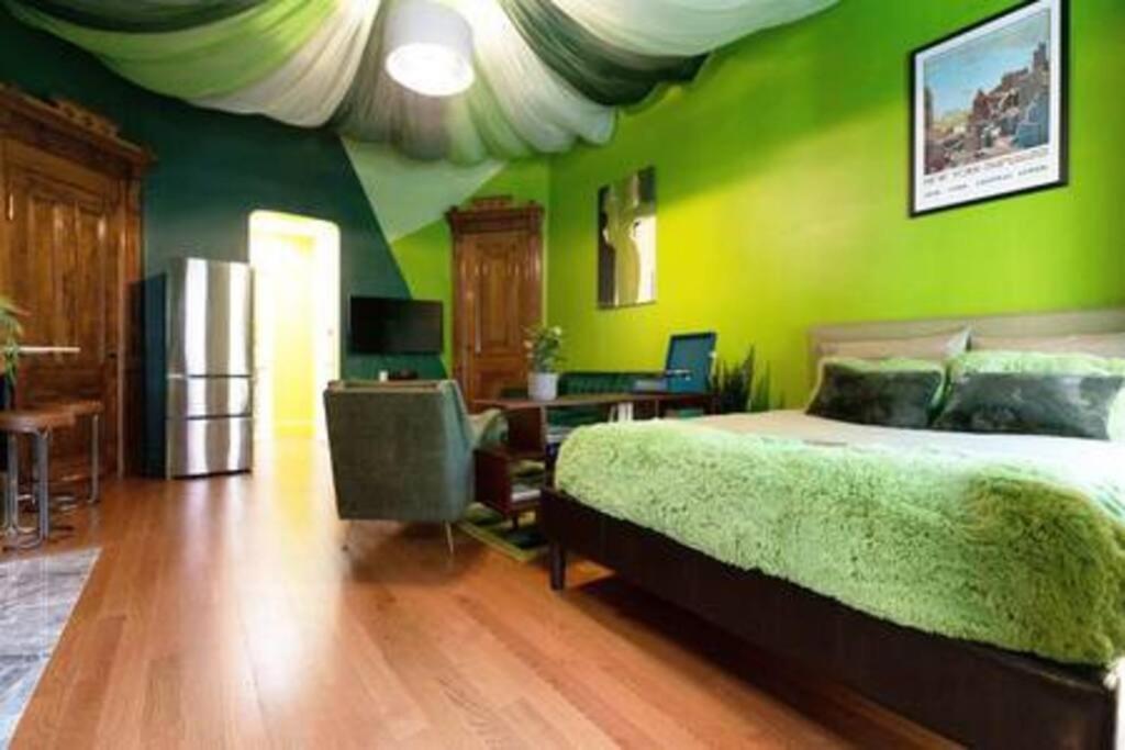 The Room: 70s Groove Themed Appartement New York