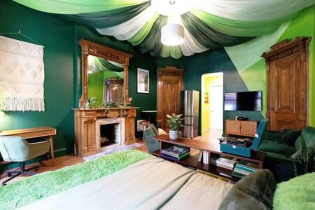 The Room: 70s Groove Themed Appartement