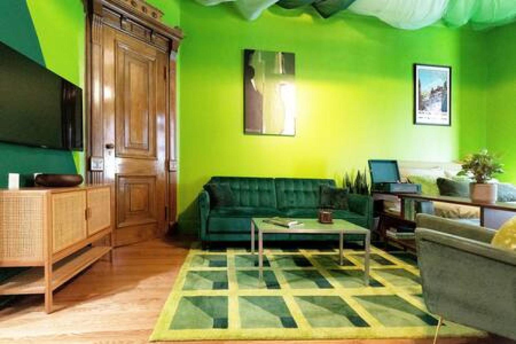 The Room: 70s Groove Themed Appartement